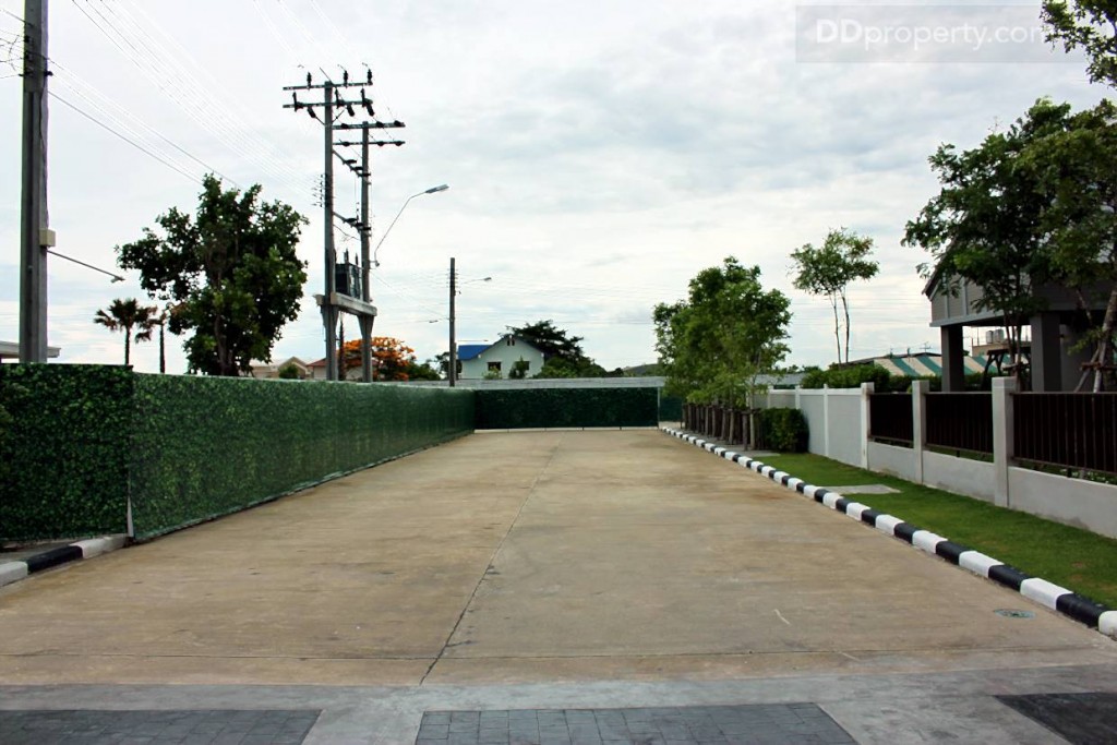 ถนนด้านซ้ายมือบริเวณทางเข้าจะเป็นถนนที่จะเชื่อมต่อกับโครงการในอนาคต