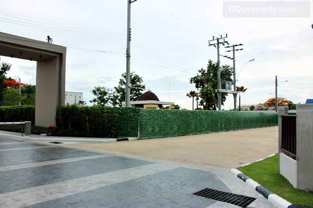 พื้นที่ที่ล้อมรั้วไว้จะเป็นคลับเฮ้าส์ของโครงการซึ่งจะสร้างเสร็จประมาณปลายปี 59 นี้ โดยจะประกอบไปด้วย ห้องอเนกประสงค์, สระว่ายน้ำ, ห้องออกกำลังกาย, สวน, สนามเด็กเล่น เป็นต้น  