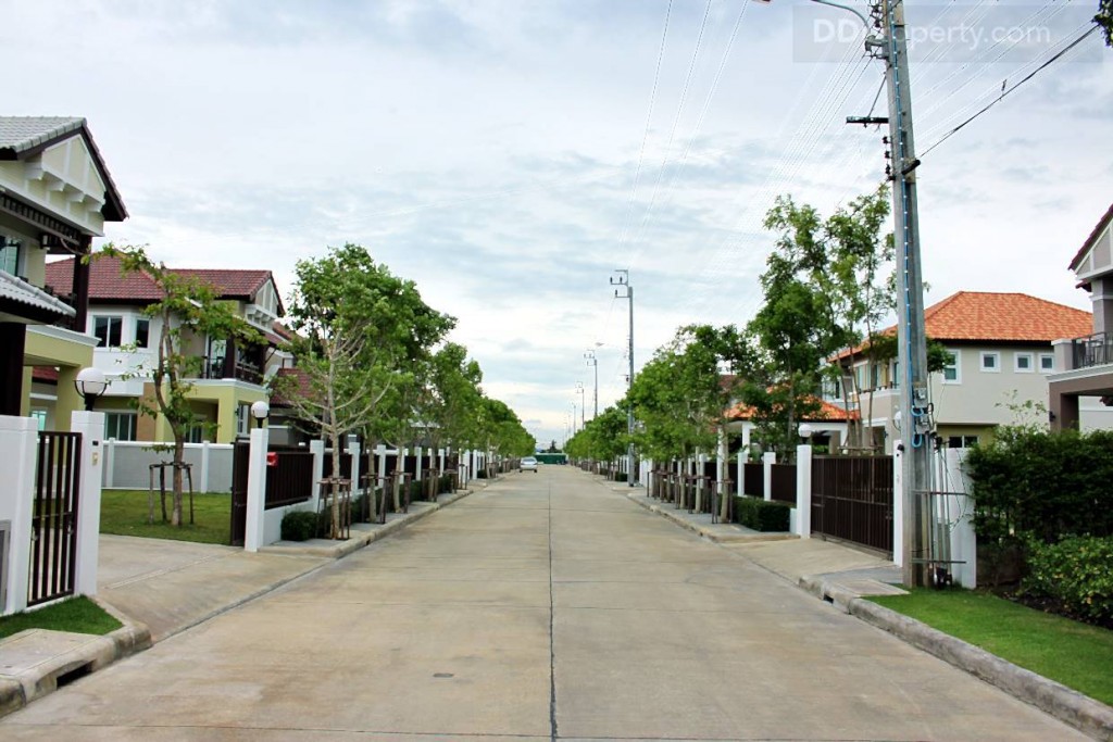 ภายในโครงการ ถนนหลักกว้าง 12 เมตร และถนนภายใน กว้าง 9 เมตร 