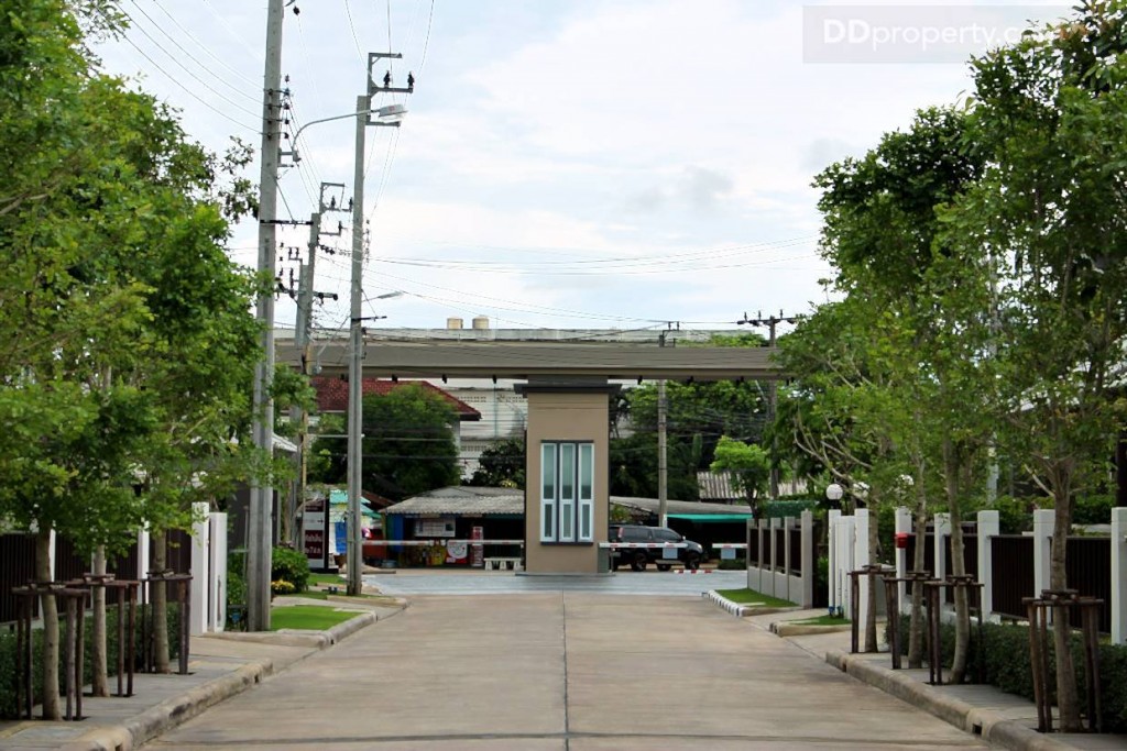 มุมมองจากด้านในโครงการไปยังบริเวณทางเข้าโครงการด้านหน้า          