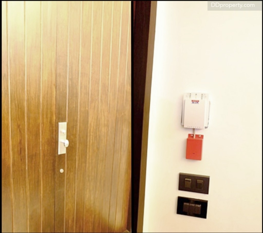 ประตูทางเข้าบ้านเป็นไม้สัก, ระบบความปลอดภัยเป็นสัญญาณกันขโมยระบบ Motion Sensor ของ Secom, ที่เปิด-ปิดตรงบานประตูเป็นประเภทลูกบิด