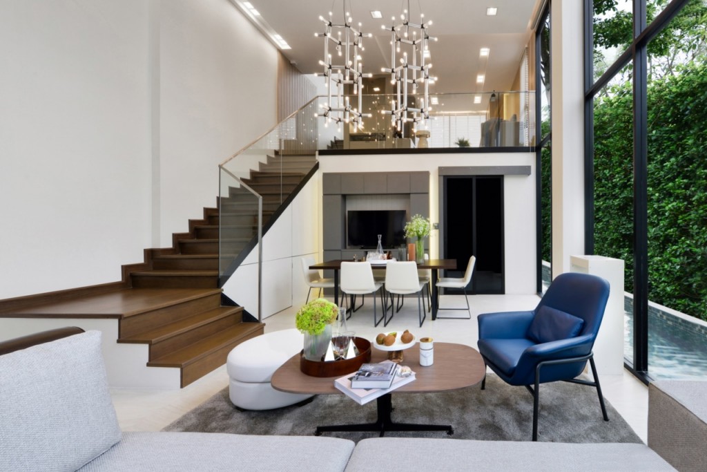 เมื่อเปิดประตูเข้ามาจะพบกับ living room ที่มีขนาดของพื้นที่ประมาณ 5x4 เมตร, จุดเด่นของห้องนี้อยู่ที่ความสูงพื้นจรดเพดานที่มีมาให้ถึง 4.8 เมตร ดังนั้นสิ่งที่ถูกเพิ่มเติมมาจะมีชั้นลอย (mezzanine) มาให้ด้วย, กระจกริมขวามือของห้องเป็นชนิดบานฟิกซ์ความสูงพื้นจรดเพดาน เนื้อกระจกเป็นแบบ tempered glass ช่วยกันความร้อนได้ดี 