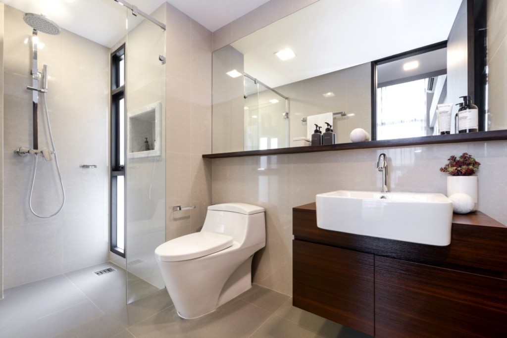 รูปแบบการจัดวางภายในห้องน้ำจะคล้ายกับห้องน้ำในห้องนอนก่อนหน้า พื้นและผนัง ใช้วัสดุเดียวกันนั่นคือแกรนิตโต้, งานบิลท์อินตู้ใต้อ่างล้างหน้าถูกติดตั้งมาให้เช่นเดียวกันรวมทั้งกระจกเงาและกระจกนิรภัย กั้นระหว่างโซนเปียก-แห้ง