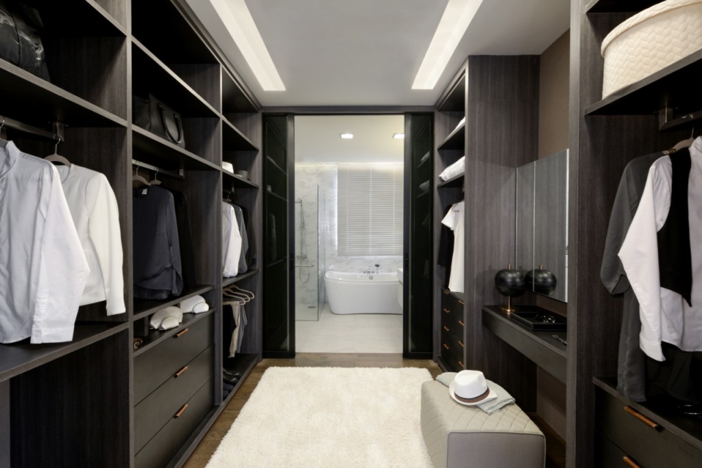 ด้วยขนาดห้องที่กว้าง และมาพร้อมกับงานบิลท์อิน walk-in closet (อาจจะแยกฝั่งระหว่าง His & Hers) ซึ่งบ้านตัวอย่างจะบิลท์มาให้แต่ถ้าเป็นยูนิตอื่นจะเป็นพื้นที่เปล่า, พื้นบริเวณนี้ปูด้วย engineered wood เช่นเดียวกัน 