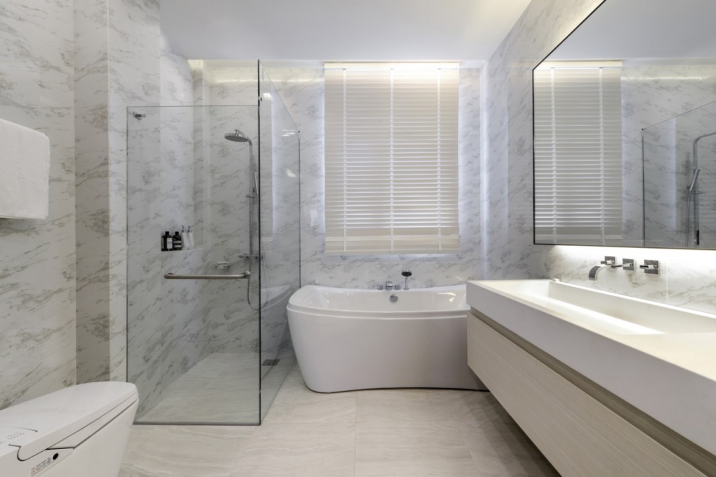 ห้องน้ำใน master bedroom มีจุดเด่นคือการที่ผนังจะทำจากหินอ่อนแตกต่างจากห้องน้ำส่วนอื่นภายในบ้านที่ผนังจะเป็นกระเบื้องแกรนิตโต้, สุขภัณฑ์ใช้แบรนด์หรูจากเยอรมัน “Cristina ” (สุขภัณฑ์, อ่างอาบน้ำ+งานบิลท์อิน, ตู้กระจกนิรภัย, อุปกรณ์ shower ทั้งหมดรวมถึงอ่างอาบน้ำและกระจกเงาถูกแถมให้ทั้งในส่วนของบ้านตัวอย่างและบ้านเปล่า), ตัวเครื่องทำน้ำร้อนจะถูกติดตั้งในลิ้นชักงานบิลท์อินใต้อ่างล้างหน้า