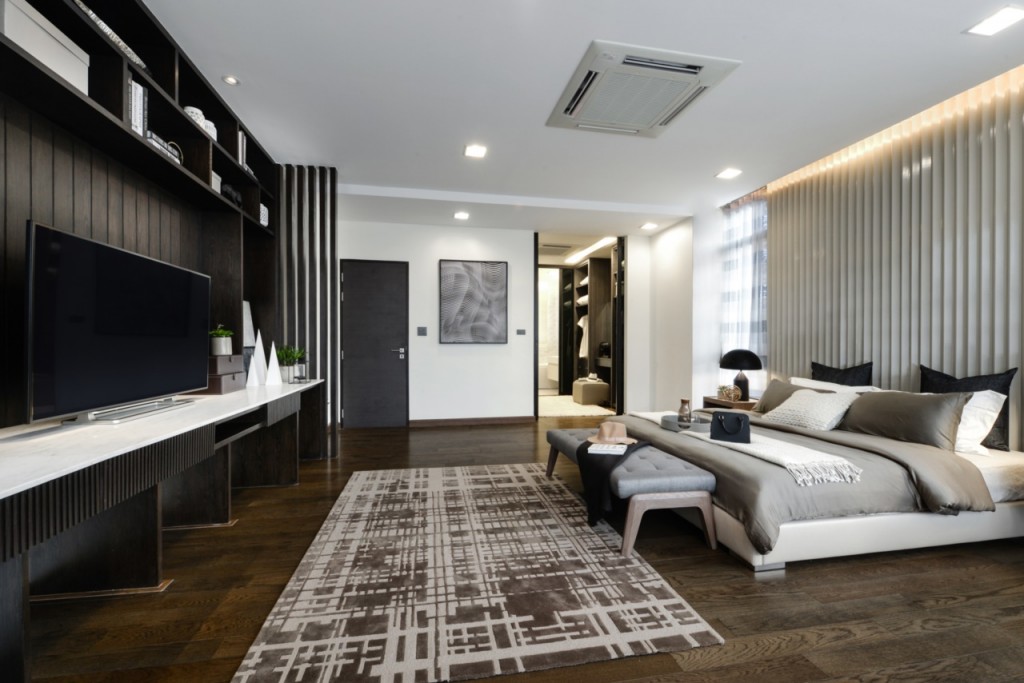  ชั้น 2 เป็นพื้นที่ของ master bedroom ทั้งชั้น ขนาด 4x6 เมตร แม้ว่าจะวางเตียงคิงไซส์ (6 ฟุต) ก็ยังมีพื้นที่เหลืออีกมากมาย ความสูงเพดานของห้องนอนชั้นสองจะแตกต่างจากชั้น 1 คืออยู่ที่ประมาณ 2.7 เมตร, พื้นห้องนอนใหญ่ปูด้วย engineered wood เช่นเดียวกัน 