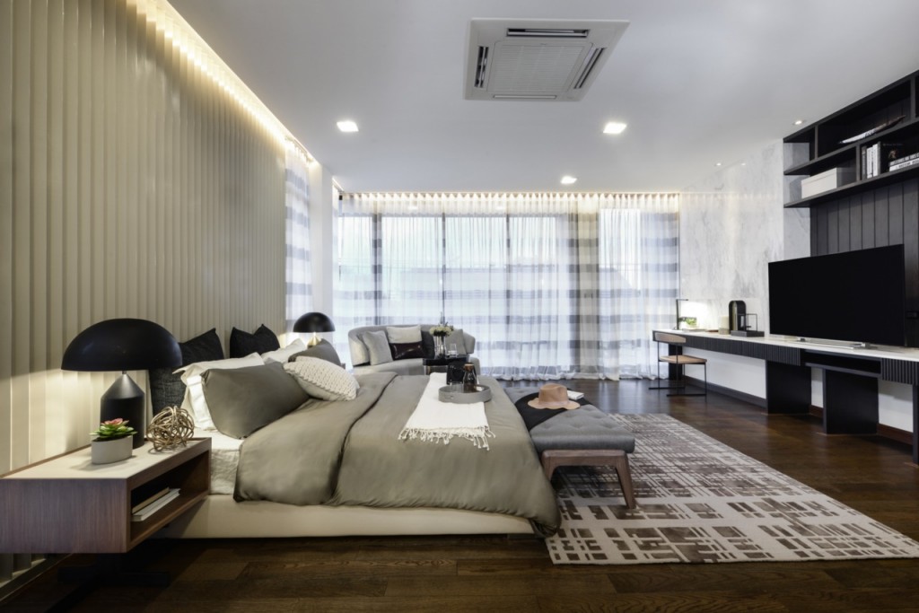 เนื่องจากระยะห่างจากปลายเตียงมาจนถึงตำแหน่งวางทีวีค่อนข้างกว้างจึงทำให้สามารถนำโซฟามาจัดวางตรงที่ปลายเตียงได้, สำหรับงานบิลท์อินทั้งหมดภายในห้องนอนในบ้านตัวอย่างนี้จะถูกให้มาทั้งหมด  สำหรับบ้านเปล่าจะมาเป็นห้องเปล่า ยกเว้นเครื่องใช้ไฟฟ้า  แอร์ที่ให้มาใน master bedroom เป็นชนิด concealed เช่นเดียวกันกับของด้านล่าง