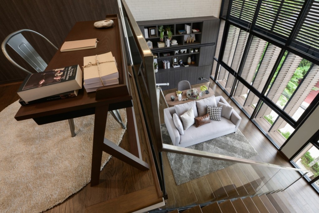 บันไดทางเดินขึ้นมายังส่วนที่เป็นห้องนอน ทำจากไม้แท้พร้อมกระจก tempered glass เสริมความปลอดภัย , นอกจากใช้เป็นส่วนสำหรับนอนพักผ่อนแล้วยังสามารถทำเป็นโต๊ะทำงานหรือ study ได้เช่นกัน, กระจกที่ถูกติดตั้งมาให้เป็นแบบ tempered glass พร้อมคุณสมบัติกรองแสง UV และม่าน façade ตกแต่งเพื่อผสมผสานความคลาสสิกกับโมเดิร์นเข้าไว้ด้วยกัน (façade จะติดตั้งให้เฉพาะห้องนอนที่หันมาทางฝั่งหน้าบ้านเท่านั้น)