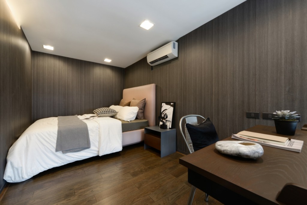 พื้นที่ข้างบนสามารถจัดวางเตียงขนาด ควีน-คิงไซส์ ได้ ผนังที่ให้มาเป็นพื้นผิวลามิเนตลายไม้พร้อมแอร์แบบติดผนัง, พื้นในห้องนอนนี้ปูด้วย engineered wood, สำหรับความสูงเพดานของชั้นบนของห้อง Duplex นี้ อยู่ที่ประมาณ 2.4 เมตร, ชุดเฟอร์ฯ ที่เห็น หากซื้อบ้านตัวอย่างจะได้ตามที่เห็นทั้งหมด 