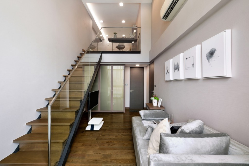 ห้องนอนฝั่งซ้ายมือชั้น 3 จะมีการออกแบบคล้ายกับห้องนอนอีกห้องที่อยู่ชั้นเดียวกัน แต่พื้นที่ใช้สอยของห้องอาจจะน้อยกว่าเล็กน้อย โดยพื้นที่ชั้นล่างจะอยู่ที่ประมาณ 2x4 เมตร, ผนังฉาบเรียบ ทาสีขาว, เครื่องปรับอากาศแถมให้ 2 ตัว ติดตั้งไว้ที่บริเวณ living และ bedroom ชั้นบน (duplex), พื้นเป็น engineered wood เช่นเดียวกัน, พื้นบันไดและราวกันตกเป็นแบบเดียวกันกับห้องนอนก่อนหน้านั่นคือ พื้นไม้แท้, กระจกเป็นชนิด tempered glass, เนื่องจากพื้นที่ใช้สอยด้านล่างน้อยกว่าอีกห้องหนึ่งทำให้จุดวางทีวีอาจจะจัดวางได้เพียงชั้นวางขนาดเล็กเพื่อสร้างช่องให้สามารถเดินผ่านไปมาได้อย่างสะดวก, หากเป็นบ้านตัวอย่างตู้บริเวณด้านหน้าห้องน้ำจะถูกให้มาด้วย แต่สำหรับบ้านเปล่าจะเป็นเพียงพื้นที่เปล่าพร้อมแอร์ที่ติดตั้งมาให้