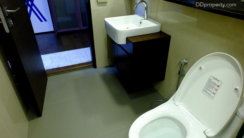 ห้องนอนบน ชั้น 3 แต่ละห้องมีห้องน้ำส่วนตัวผนังที่ใช้จะแตกต่างจากของ master bedroom นั่นคือจะเปลี่ยนจากผนังหินอ่อนเป็นกระเบื้องแกรนิตโต้แทน สุขภัณฑ์ยังคงใช้แบรนด์เดียวกับ master นั่นคือ Cristina, พื้นห้องน้ำปูด้วยแกรนิตโต้ขนาด 60x60 ซม., ชักโครกจะเป็นแบบกดน้ำและชุดสายชำระไม่ใช่แบบอัตโนมัติเหมือนกับในห้อง  master bedroom ข้างล่าง, ประตูห้องน้ำคงทนเพราะทำจากไม้แท้หนาประมาณ 15 มม.