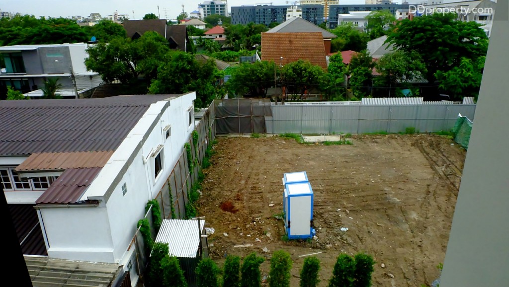 พื้นที่ที่เห็นบริเวณด้านหลังบ้านตัวอย่างคือพื้นที่ของบ้านเดี่ยว (ยูนิตเปล่า) อีกหลังที่จะหันหลังชนกับกำแพงหลังบ้านตัวอย่างนี้