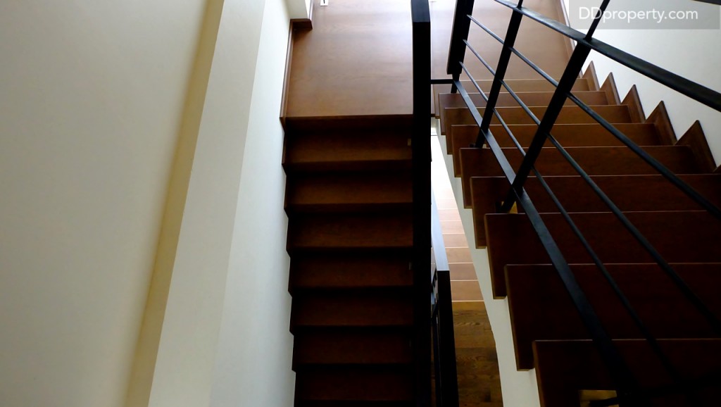 บันไดทางขึ้น-ลง ระหว่างชั้นทำจากไม้แท้พร้อมราวจับและแนวกั้นสแตนเลส