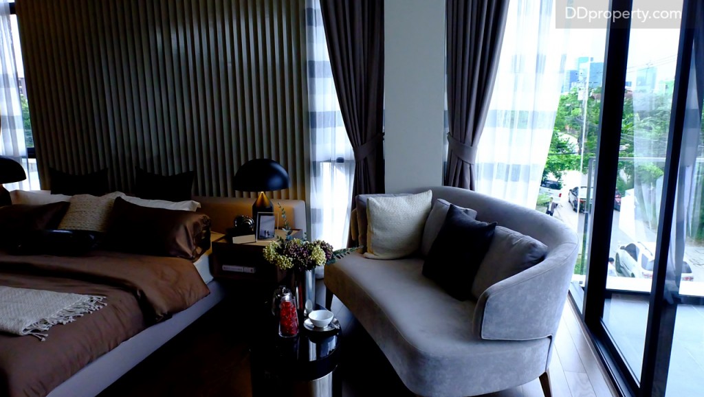 ด้านข้างเตียงมีพื้นที่เหลือพอที่จะจัดวางชุดโซฟา เผื่อกรณีดูทีวีแล้วอยากจะจิบเครื่องดื่มชิลๆ พร้อมกับของว่างแสนอร่อยไปด้วย 