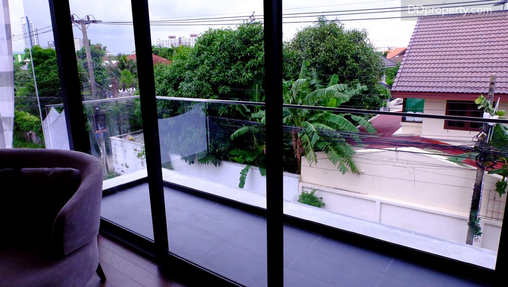 ระเบียงส่วนตัว ในห้องนอน Master Bedroom มีดความกว้างประมาณ 3 เมตร มีประตูกระจกบานเลื่อนสามารถเปิด-ปิดได้  กระจกที่ติดตั้งมาให้เป็นชนิด tempered glass ที่มีคุณสมบัติป้องกันรังสีความร้อนเข้าสู่ห้องนอน ข้อดีของกระจกชนิดนี้คือ เมื่อแตกจะไม่กระจายเป็นเศษแก้วมีคมแต่จะเป็นในลักษณะชื้นส่วนละเอียดป้องกันอุบัติเหตุที่อาจจะเกิดขึ้นได้, วิวที่ได้จากห้องนอนนี้คือบ้านของคนในพื้นที่ 