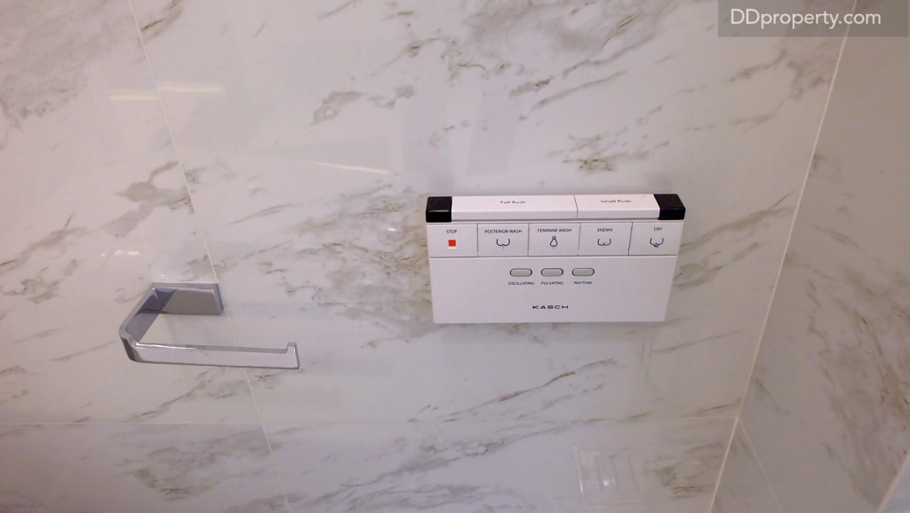 แผงควบคุมระบบชักโครกสไตล์ญี่ปุ่นถูกติดไว้ที่ผนัง จะฉีดหนักหรือเบาเลือกได้ตามใจชอบ