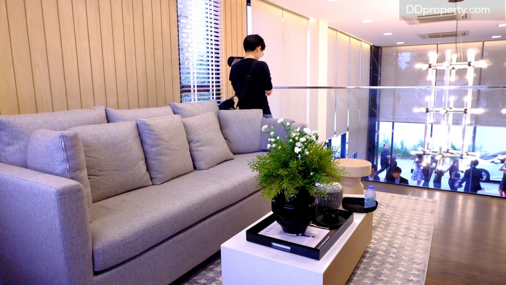 พื้นบริเวณ ชั้นลอยปูด้วย engineered wood, แนวกระจกกั้นเสริมความหนาพิเศษเพื่อเพิ่มประสิทธิภาพด้านความปลอดภัย 