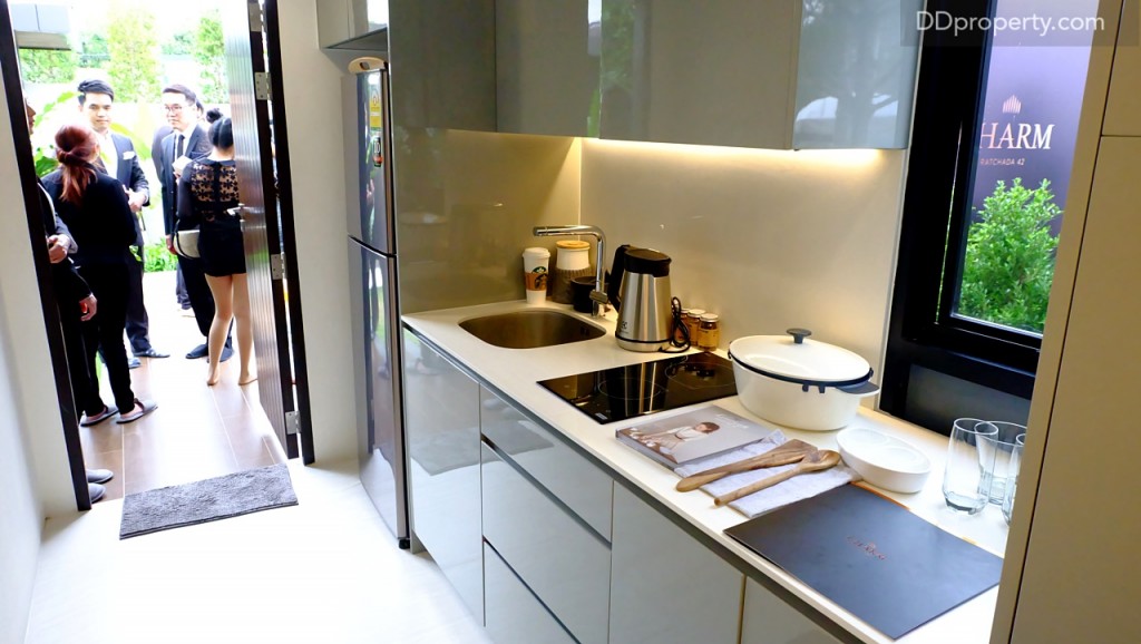 บ้านตัวอย่างได้ทำการบิลท์อินเคาน์เตอร์ครัวมาให้ตาม spec ในภาพ แต่สำหรับบ้านเปล่าจะให้มาเพียงพื้นที่เปล่า, เครื่องใช้ไฟฟ้าผู้อยู่อาศัยต้องทำการซื้อต่างหาก, ฝั่งตรงข้ามครัวจะเป็นห้องน้ำของชั้น 1 ซึ่งสุขภัณฑ์ที่ให้จะเป็น แบรนด์ Cristina จากเยอรมัน