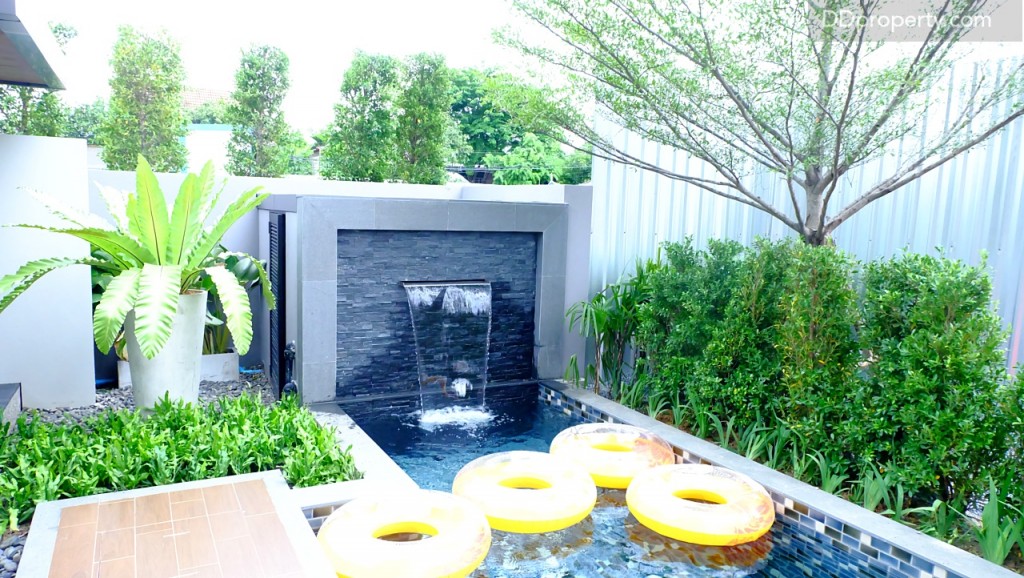 เมื่อเปิดประตูออกมาบริเวณหลังบ้านจะพบกับสระว่ายน้ำส่วนตัวขนาด 2x14 เมตร ที่มีลูกเล่นเป็นม่านน้ำตกขนาดเล็กที่ปล่อยมาจากผนังอิฐโดยการควบคุมสามารถทำได้ที่ pump room ด้านหลังตัวน้ำตก, รั้วกั้นระหว่างยูนิตจะมีความสูงที่ประมาณ 2.5 เมตร