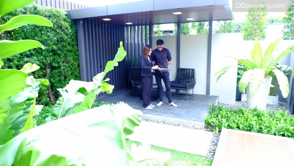 นอกจากสระว่ายน้ำบริเวณหลังบ้านยังมีพื้นที่ศาลาพักผ่อนหย่อนใจรองรับการใช้งานอีกด้วย