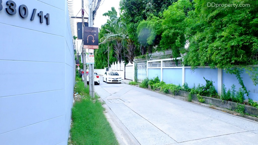 ทิศตะวันออกจากด้านหน้าโครงการ เป็นบ้านเดี่ยวหลังต่างๆที่ไม่ใช่โครงการจัดสรร