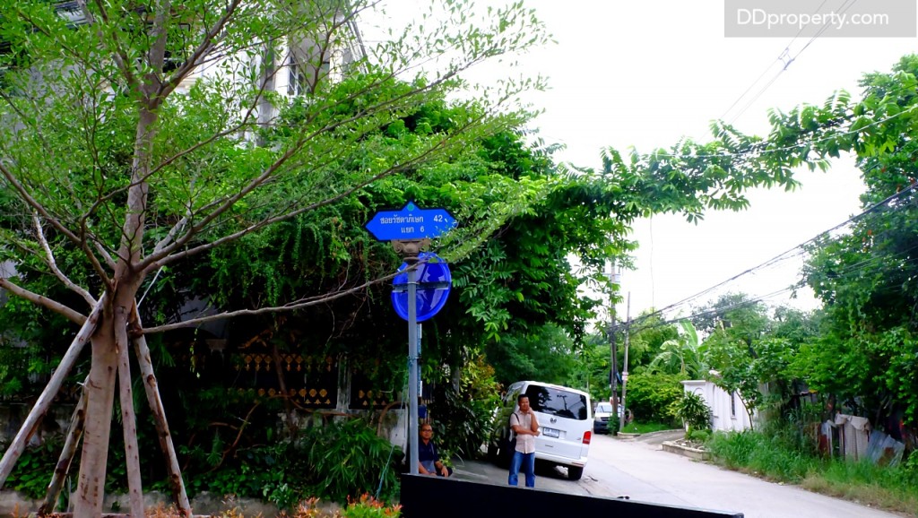 ทิศตะวันตกจากด้านหน้าโครงการซึ่งในอนาคตจะใช้เป็นจุดทาง เข้า-ออก โครงการ