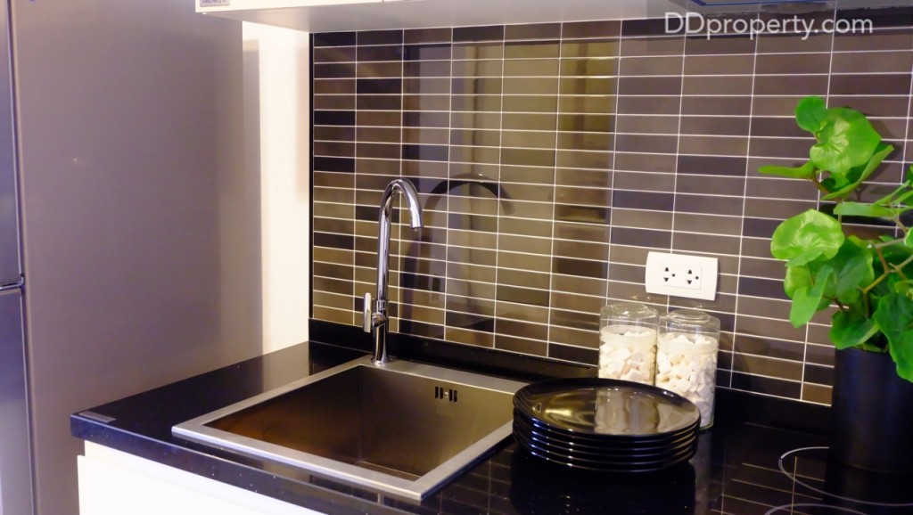 เมือเปิดประตูเข้ามาฝั่งซ้ายมือจะเป็นโซนครัว พร้อม socket ปลั๊กติดตั้งรองรับการใช้งาน ชุดก๊อกและอ่างล้างจานที่ให้เป็นแบรนด์ Franke 