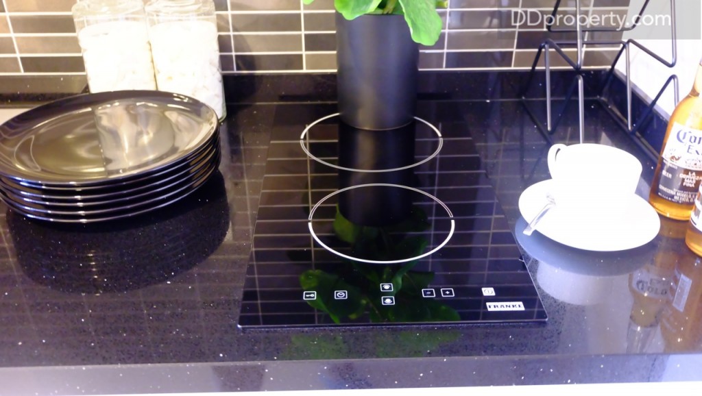 เตาไฟฟ้าที่ให้เป็นแบรนด์ Franke งานบิ้ลท์อินเคาน์เตอร์ครัวท็อปด้วยหินสังเคราะห์สีดำ