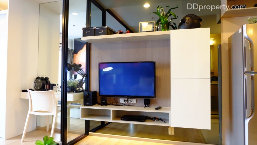 ฝั่งตรงข้ามมีพื้นที่พอในการสำหรับงานบิ้ลท์อินชั้นวางทีวีที่ยื่นออกมา (โครงการไม่ได้แถมงานบิ้ลท์อินให้)