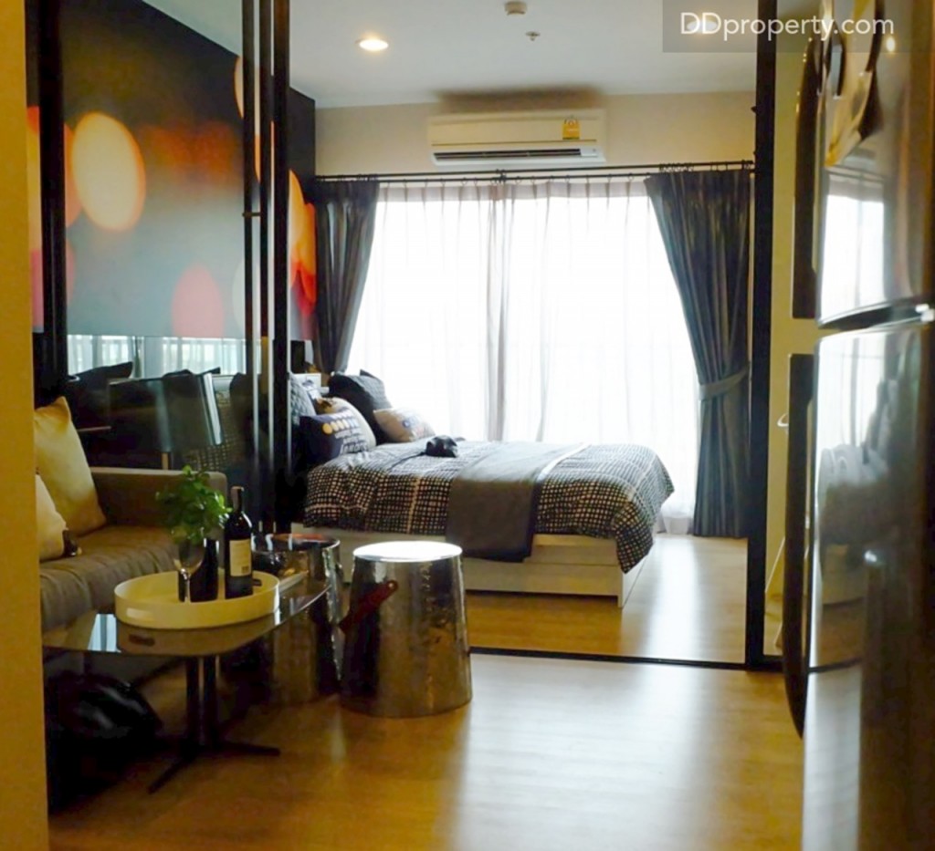 ลักษณะเลย์เอ้าท์จะเป็นแบบตอนลึกที่มองผ่านจากหน้าห้องไปจะเป็นโซนนั่งเล่นก่อน พื้นห้องที่ได้เป็น engineered wood