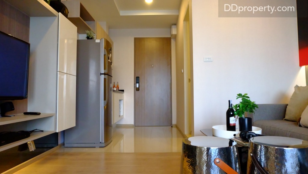 มุมมองจากตำแหน่งของโซนนั่งเล่นไปยังพื้นที่หน้าห้อง