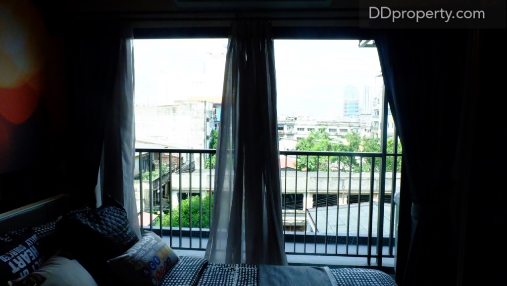 กระจกบานเลื่อนตรงห้องนอนที่เปิดออกไปเป็นระเบียงขนาดความกว้าง 2 เมตร