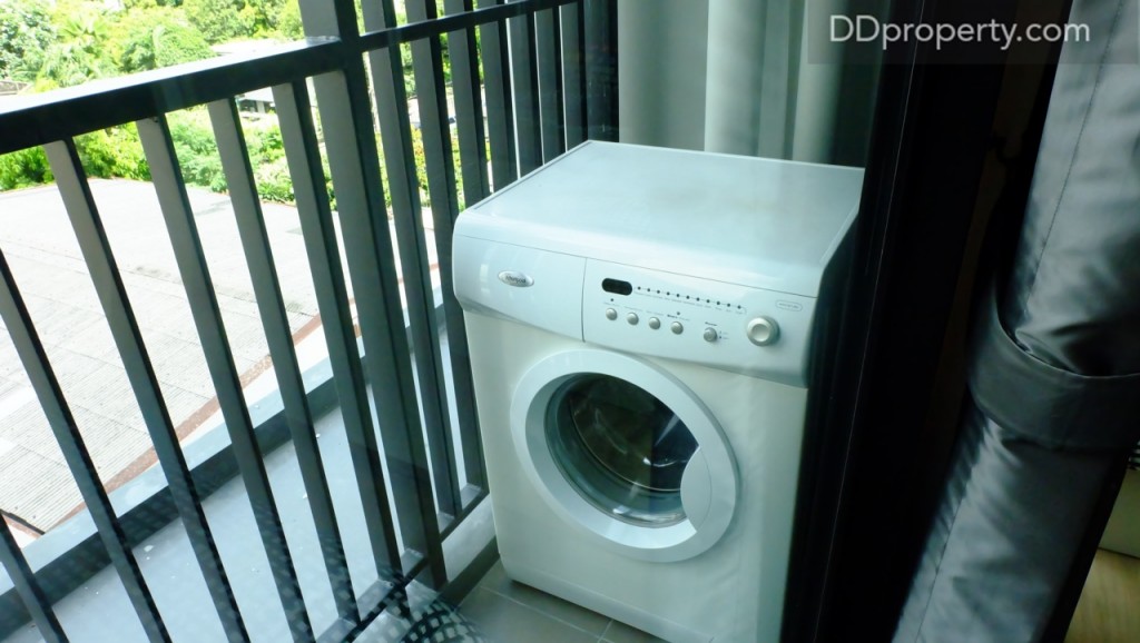  พื้นระเบียงเป็นเซรามิค 30 x 30 ซม. ระแนงเหล็กกันตก สามารถใช้พื้นที่นี้เป็นจุดวางเครื่องซักผ้าได้ 