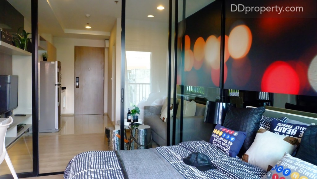 ห้องนอนจะถูกกั้นโดยกระจกบานเลื่อนไสลด์โดยสามารถเพิ่มความเป็นส่วนตัวระหว่างห้องได้ด้วยการติดตั้งผ้าม่าน