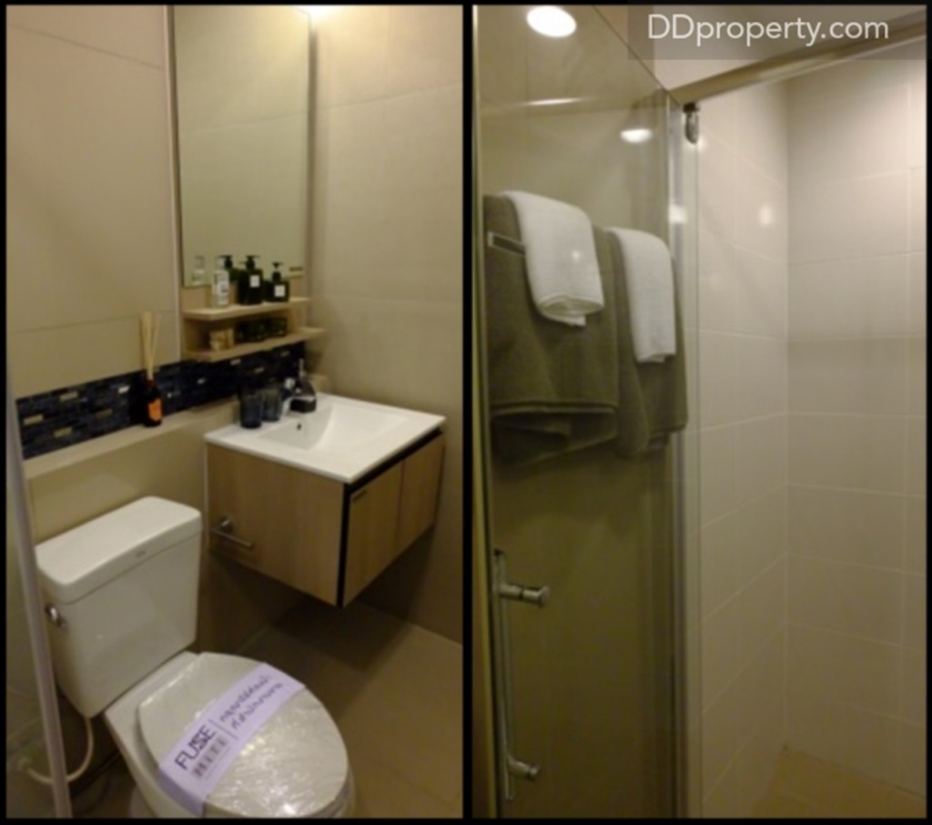 ชุดสุขภัณฑ์และอ่างล้างหน้าได้เป็นแบรนด์ American Standard ประตูกระจก safety กั้นระหว่างโซนเปียกแห้ง กระเบื้องห้องน้ำที่ได้เป็นเซรามิค 30 x 30 ซม.