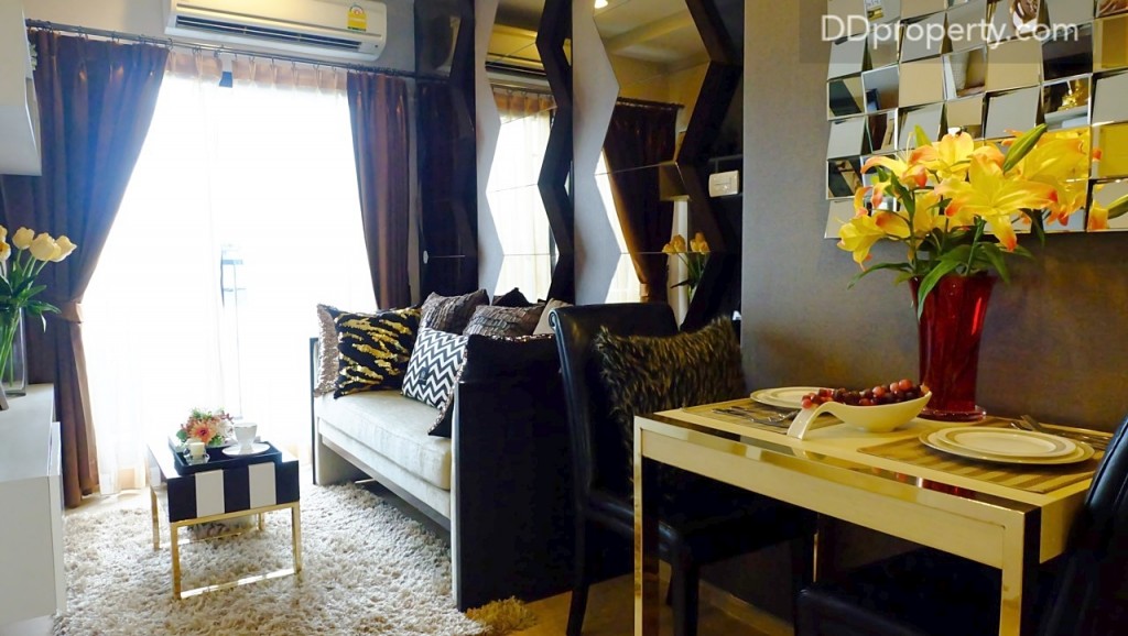 เมื่อเข้ามาเลย์เอ้าท์ช่วงตอนลึกจะเป็น dining & living zone สำหรับส่วนแรกสามารถจัดวางชุดโต๊ะรับประทานอาหารสำหรับ 2 – 3 ท่านได้