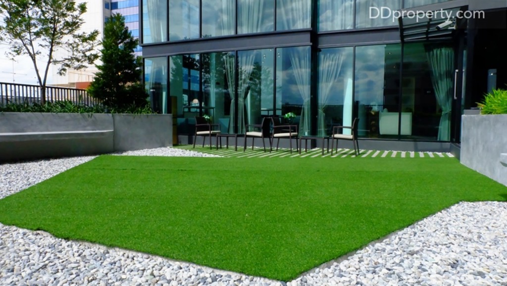 พื้นปูด้วยหญ้าเทียมและหิน