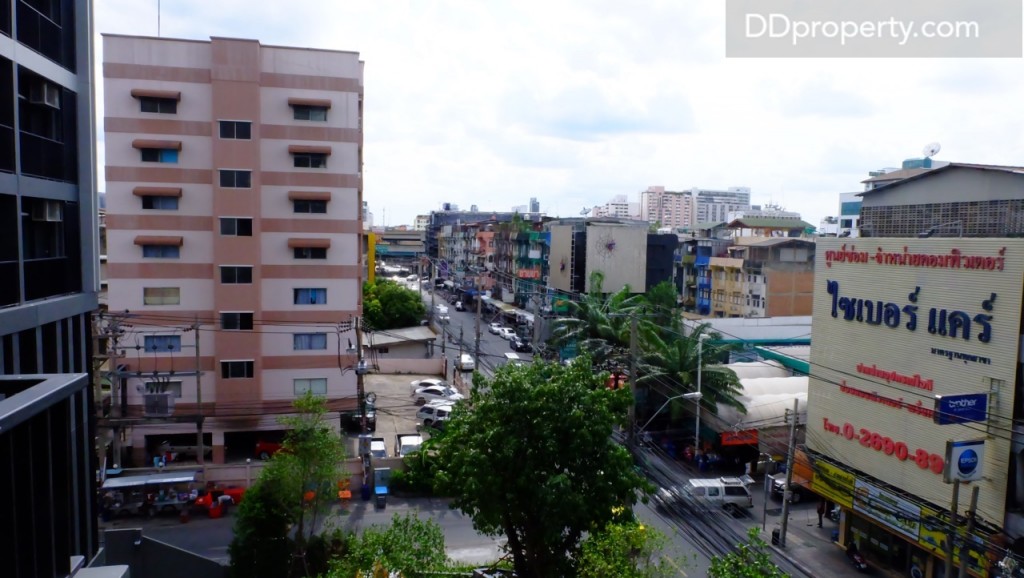 มุมมองเมื่อมองลงไปจากพื้นที่ส่วนกลางชั้น 4 (หันไปทางถนนดินแดง)