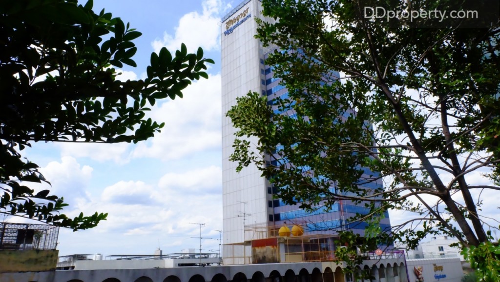 ทางขวาหันไปจะเป็นอาคารสำนักงาน วิริยะถาวร