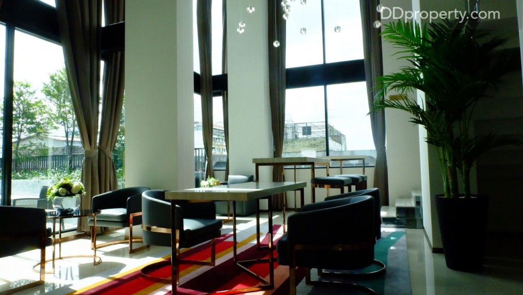 เพดาน Double Volume ความสูงพื้นจรดเพดานอยู่ที่ประมาณ 6 เมตร กระจกเขียวตัดแสงขนาดจากพื้นถึงเพดานดูดซับความร้อนได้เป็นอย่างดี, โต๊ะท็อปด้วยหินสังเคราะห์รองรับการใช้งานของลูกบ้าน