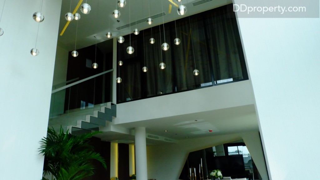 ทางขึ้นไปยังห้องโฮมเธียเตอร์ที่จะเปิดให้บริการเป็นช่วงเวลาแต่หากเป็นเสาร์อาทิตย์จะเปิดให้บริการจนถึงดึก