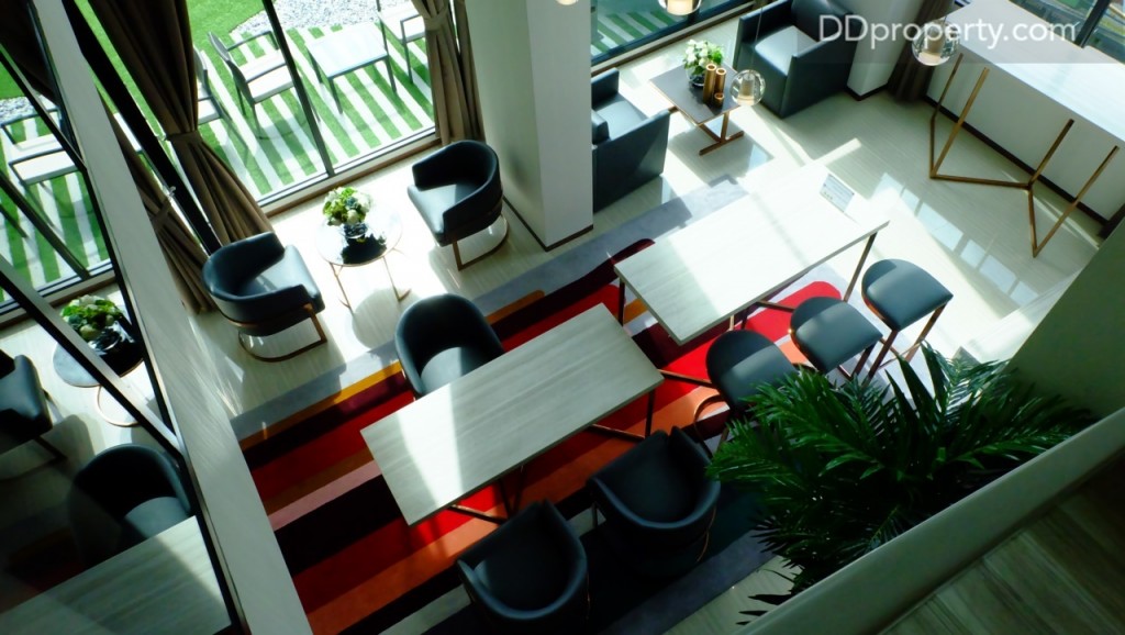 มุมมองจากบันไดทางขึ้นไปยังห้องโฮมเธียเตอร์