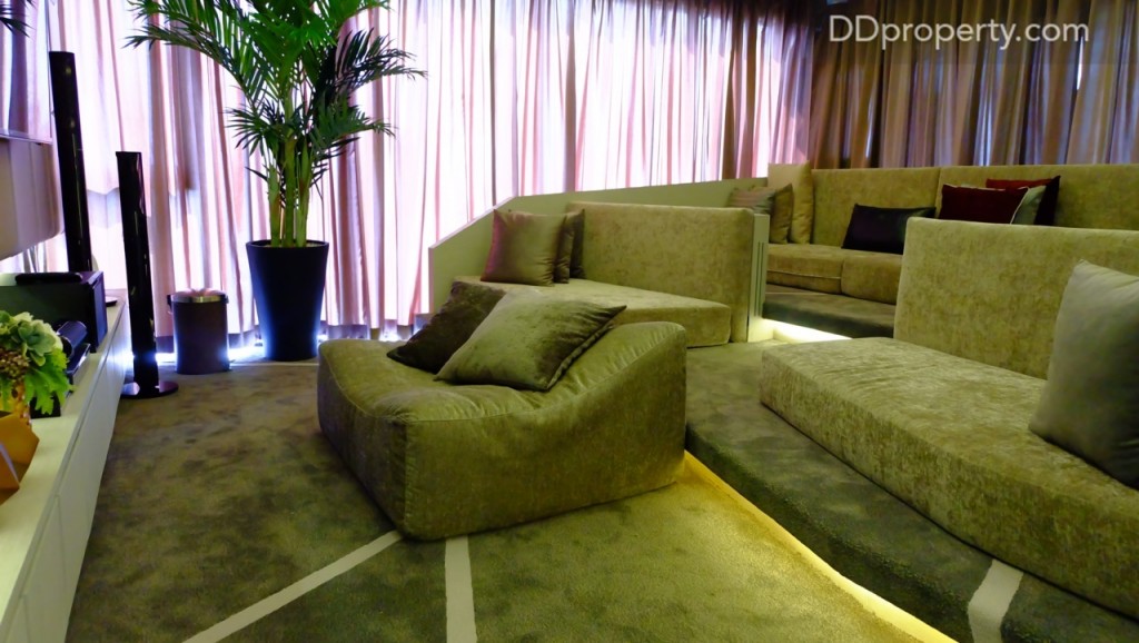  ห้องโฮมเธียเตอร์ที่มีการจัดที่นั่งไล่ระดับขึ้นไปคล้ายกับโรงภาพยนตร์ในห้างพร้อมหมอนจัดเตรียมไว้ให้ เป็นพื้นทที่ที่จัดสรรได้ดีสำหรับการที่ลูกบ้านแต่ละยูนิตจะได้ใช้เวลาทำกิจกรรมพร้อมกัน 