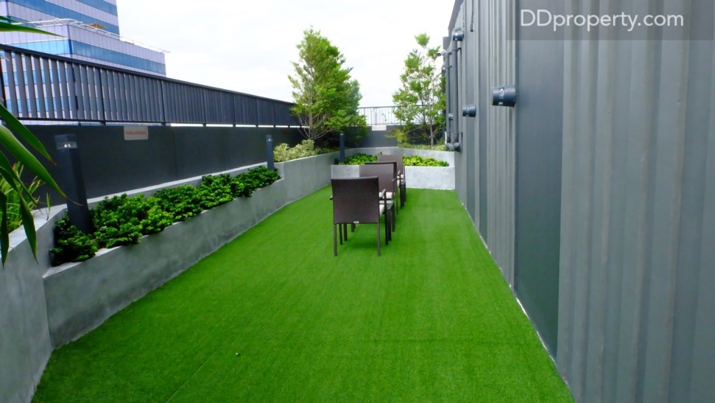 อีกมุมพักผ่อนสวนตัวด้านล่างพร้อมต้นไม้ขนาดย่อมตกแต่งพื้นที่