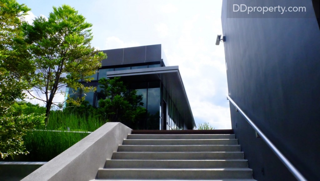 บันไดขึ้นไปยังโซนสระว่ายน้ำและฟิตเนส