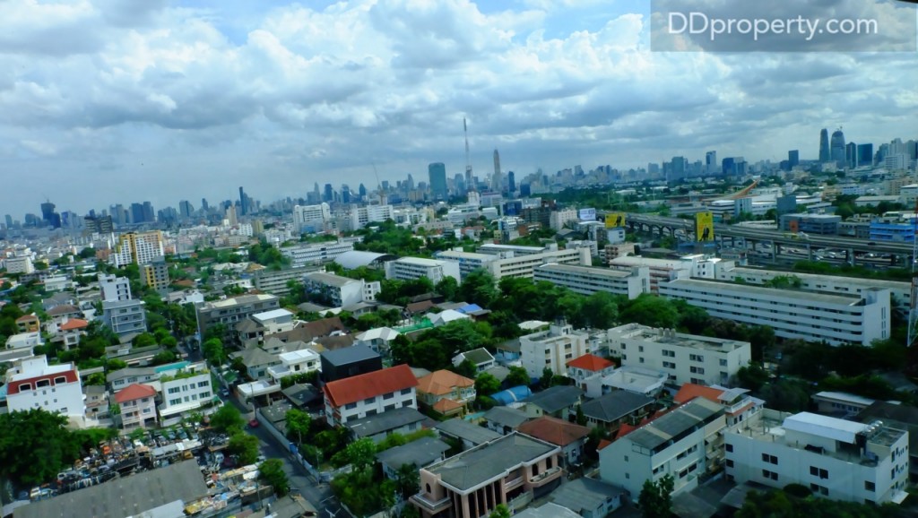 วิวเมื่อมองออกไปจากห้องฟิตเนสจะเป็นฝั่งด้านหลังของอาคารที่หันไปทางถนนวิภาวดี