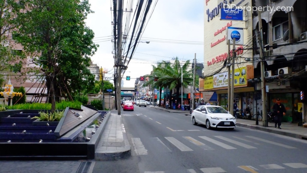 ฝั่งซ้ายจากด้านหน้าโครงการออกไปยังถนนวิภาวดี