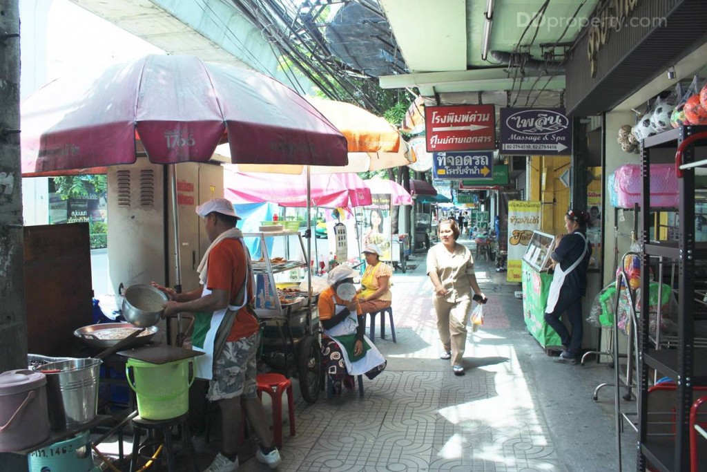เราเดินจาก BTS สะพานควาย จะเห็นได้ว่าตลอด 2 ข้างทางเรียงรายไปด้วยร้านค้า ร้านอาหาร