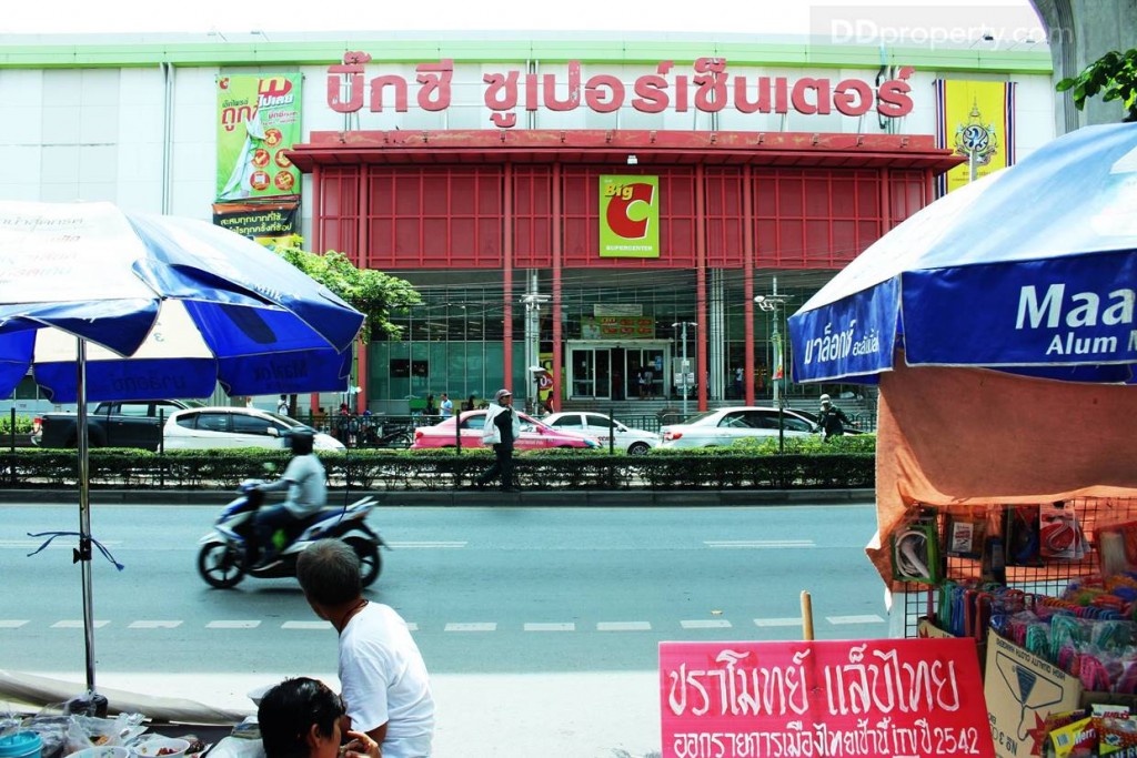 เดิมมาอีกสักพักจะเจอกับ “บิ๊กซี สะพานควาย” ซึ่งอยู่ห่างจากโครงการประมาณ 400 เมตร