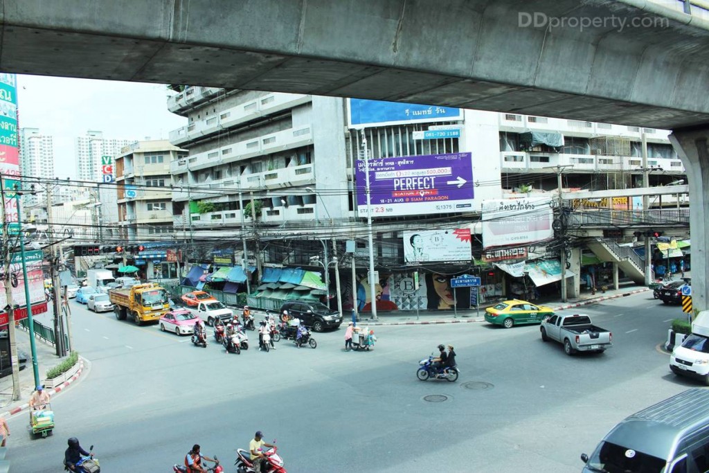 เดินมาจนถึงสี่แยกสะพานควายทางด้านซ้ายมือจะเป็นถนนประดิพัทธ์